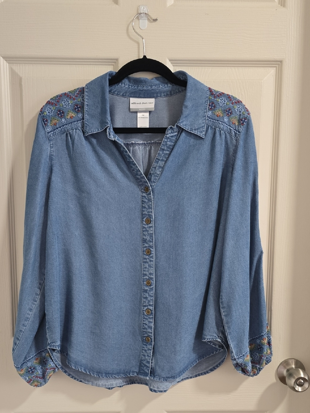 Alfred Dunner Embroidered Denim Shirt. Size PM